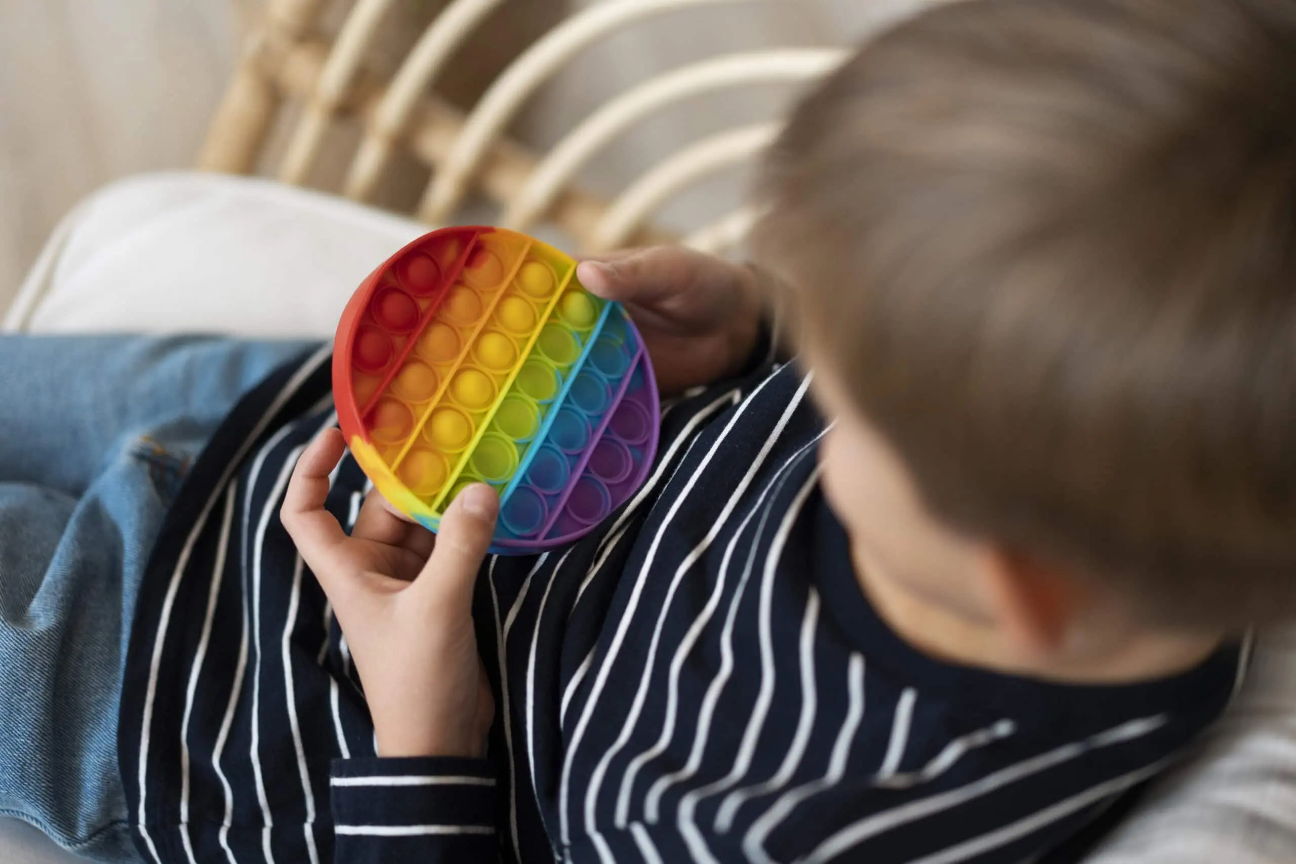 close-up-child-playing-with-pop-it-toy ΠΑΓΚΥΠΡΙΟΣ ΣΥΝΔΕΣΜΟΣ ΓΙΑ ΑΤΟΜΑ ΜΕ ΑΥΤΙΣΜΟ - close up child playing with pop it toy scaled