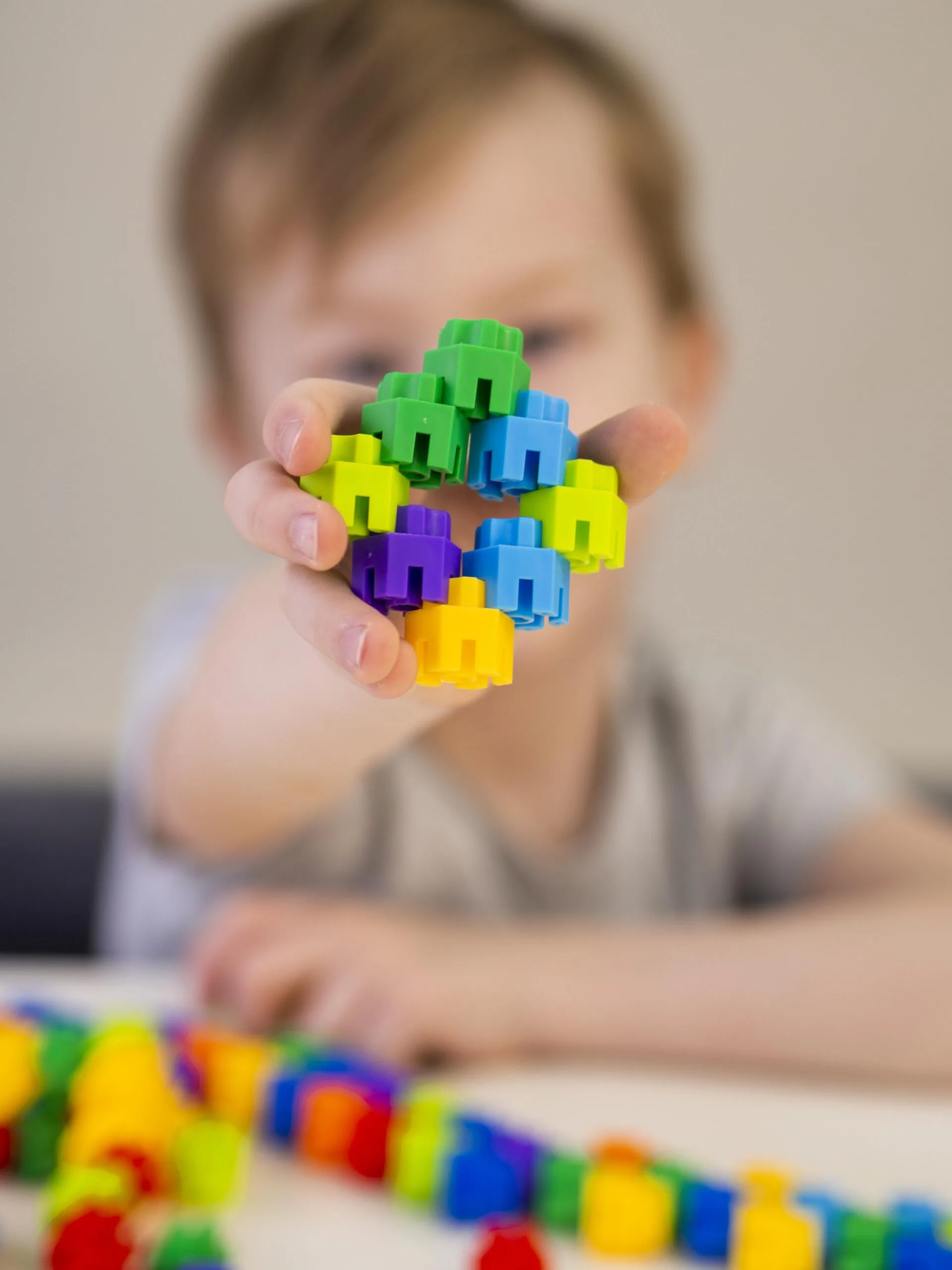 kid-showing-his-colorful-game ΠΑΓΚΥΠΡΙΟΣ ΣΥΝΔΕΣΜΟΣ ΓΙΑ ΑΤΟΜΑ ΜΕ ΑΥΤΙΣΜΟ - kid showing his colorful game scaled